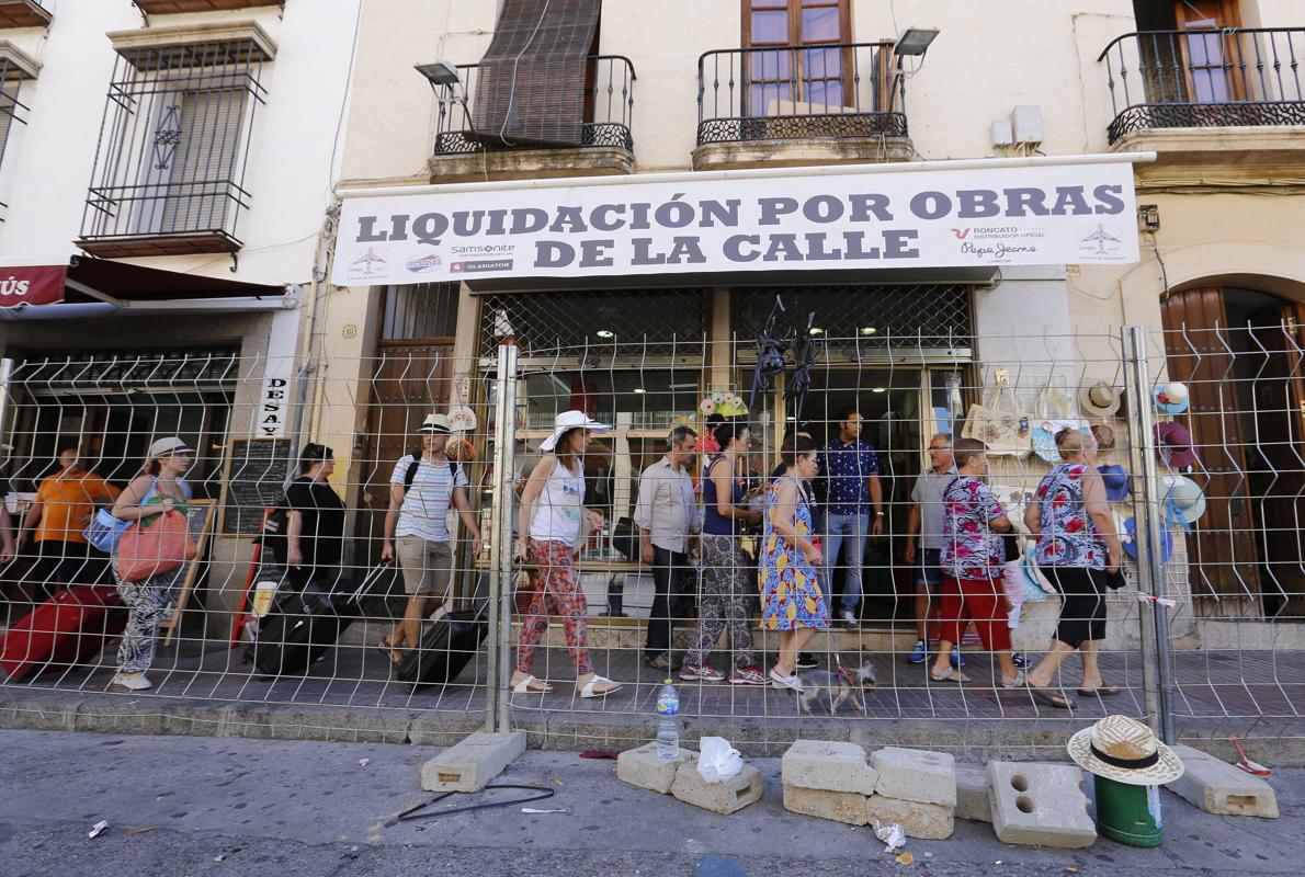 Peatones en la calle Capitulares ya cerrada al tráfico y vallada