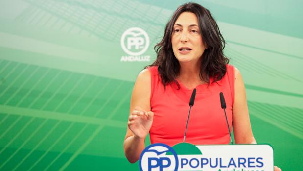 La secretaria general del PP-A, Dolores López, durante la rueda de prensa