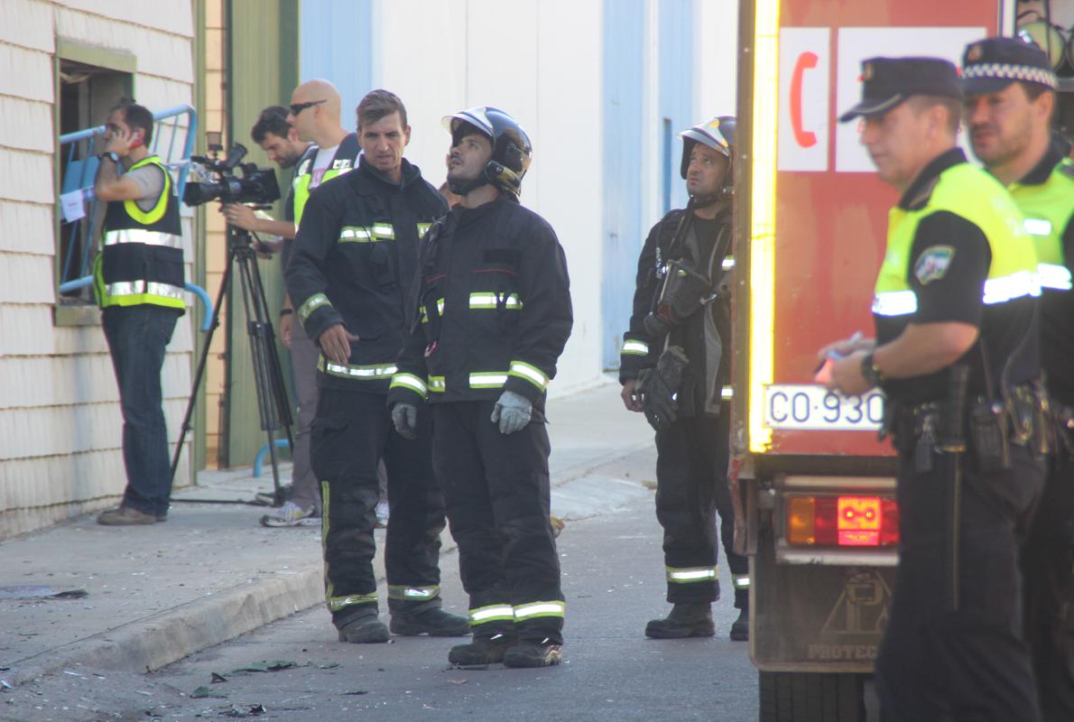 Bomberos y Policía Local , ayer en el incendio de Lucena