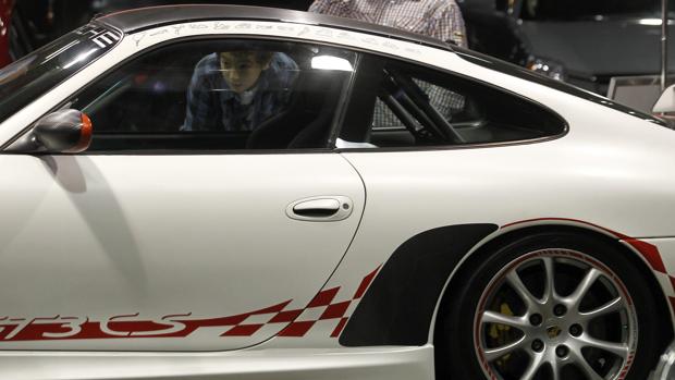 Coche de gama alta en una feria de ocasión