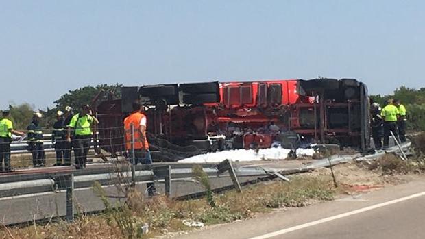 El vuelco de un camión cargado de gas propano obliga a cortar la autopista de peaje entre Cádiz y Sevilla