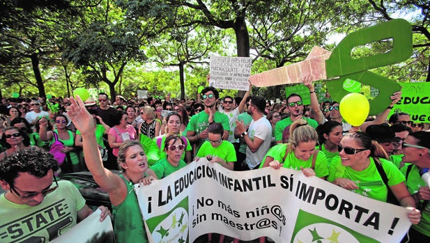 Concentración de maestros interinos de todas las provincias andaluzas en Sevilla