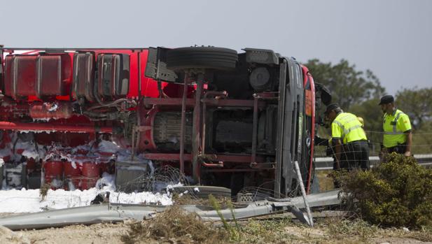 El camión de transporte en medio de la autopista