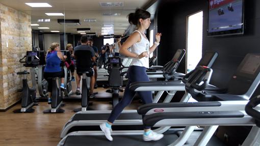 Una chica corre sobre la cinta en el gimnasio Top Heatlh