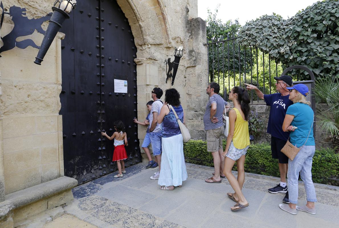 Turistas ante las puertas cerradas del Alcázar, ayer por la mañana