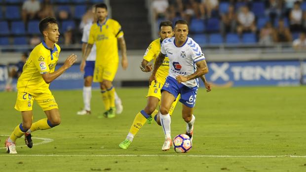 Vitolo conduce el balón ante Las Palmas en la pretemporada