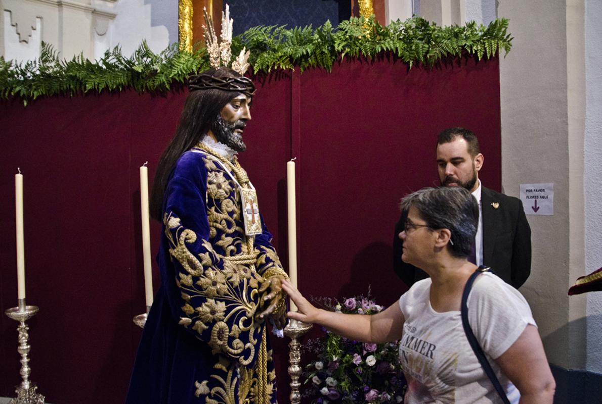 El Rescatado, durante un momento de su besamanos