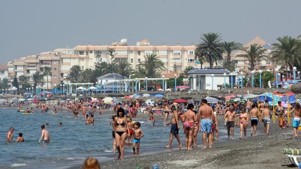 Bañitas en una playa de Torrox, Málaga