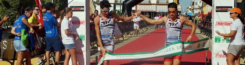 Los hermanos Ignacio y Alberto González llegando juntos la meta del Triatlón Califas de Hierro