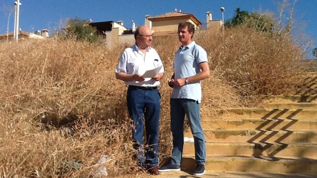 Los concejales Luis Martín y José Luis Moreno frente al Parque de la Asomadilla