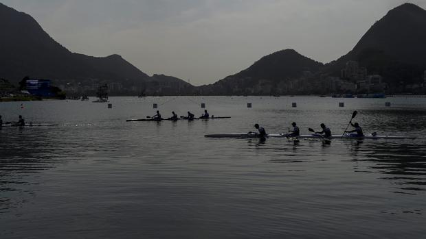 Kayaks, en un lago