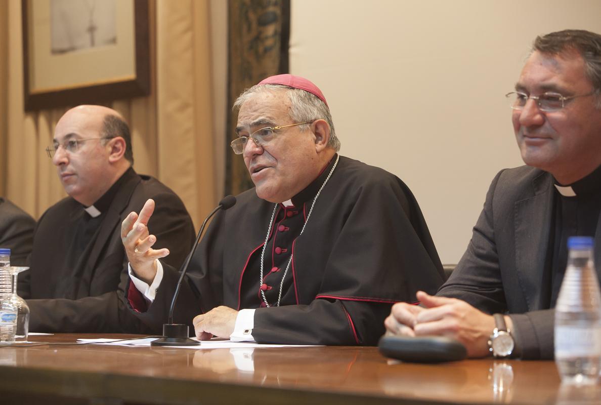 El obispo, durante un encuentro con agrupaciones de cofradías de la provincia