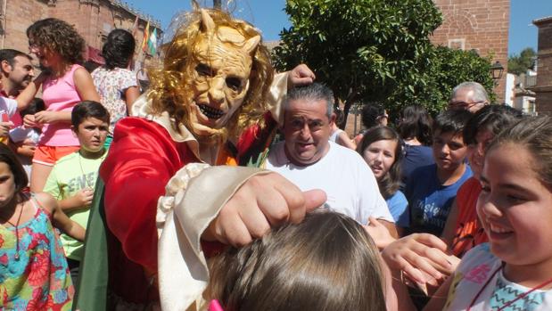 La criatura ataca a niños y mayores tirándoles del pelo