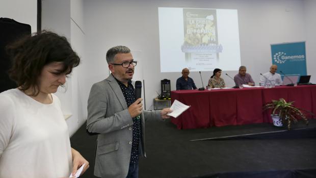 Miembros de Ganemos participando en una mesa redonda celebrada en la biblioteca de Lepanto