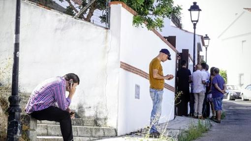 La casa de Ana Huete en Víznar, donde los familiares han acudido en estos momentos de dolor