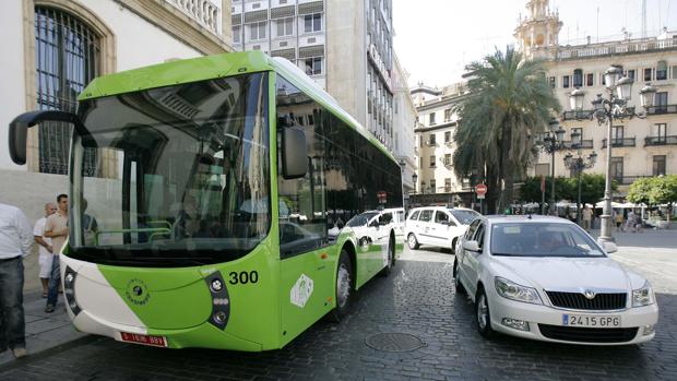 Uno de los autobuses de Aucorsa, en la Plaza de Las Tendillas