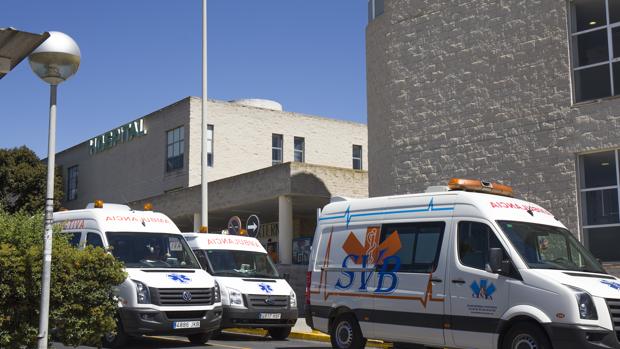 Ambulancias en los accesos a Urgencias del Hospital Juan Ramón Jiménez de Huelva