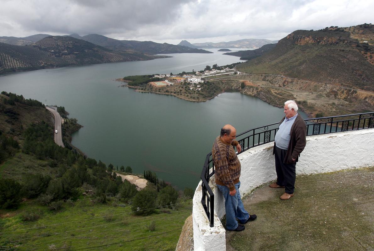 Dos habitantes de Iznájar en el mirador que da al pantano