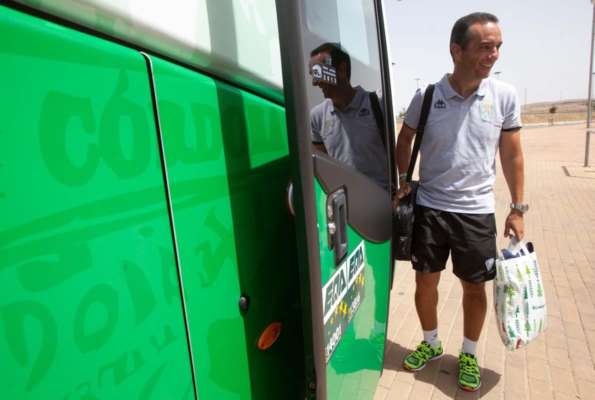 José Luis Oltra, ayer, subiendo al autobús de la expedición blanquiverde