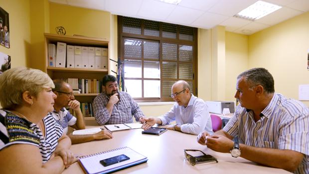 Los representantes de la Junta y UGT, en la reunión mantenida ayer