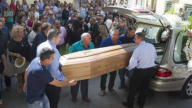 El coche fúnebre con los restos mortales de Ana Huete, fallecida hace una semana en el terremoto de Italia