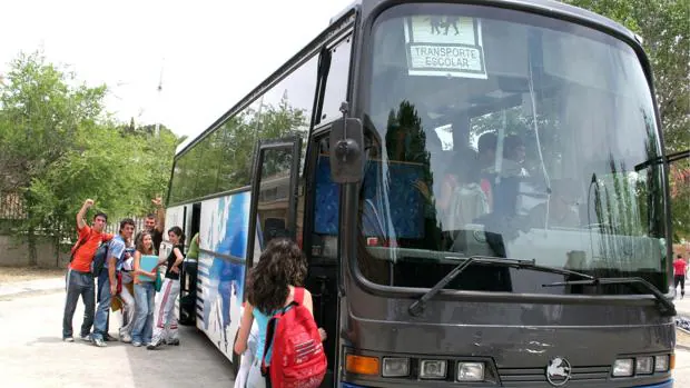Varios alumnos suben a un autobús escolar