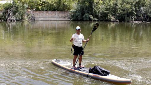 Un aficionado al paddle surf