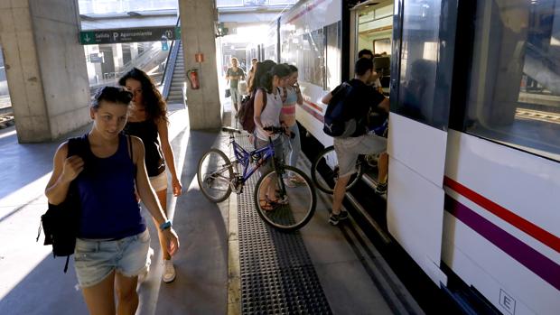 Estudiantes suben al tren de Rabanales en la estación de Córdoba