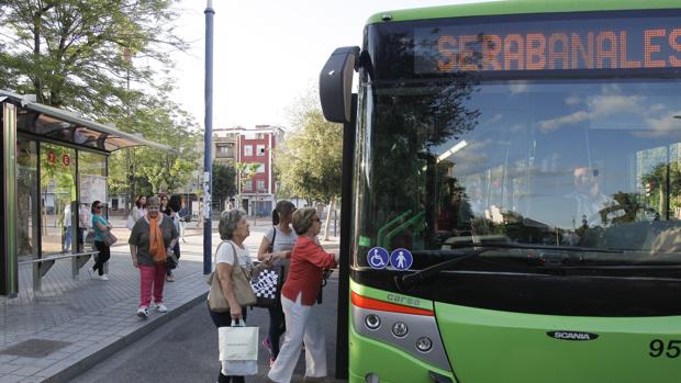 Pasajeros subiendo a un autobús de Aucorsa en Córdoba