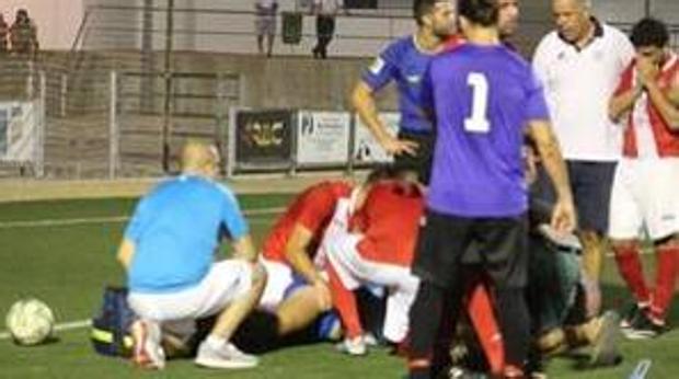 Momento en el que el árbitro salva la vida a un jugador en Villa del Río