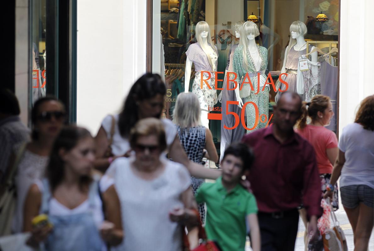 Un grupo de personas en un día de compras en el Centro de Córdoba