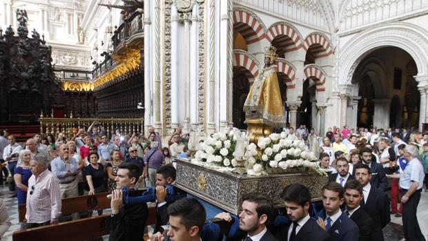 Jóvenes portando a la Virgen de la Fuensanta