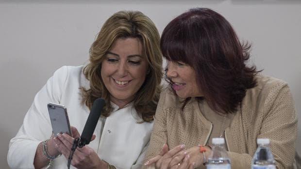 Susana Díaz comenta con Micaela Navarro un mensaje del móvil en una reunión reciente de la Ejecutiva andaluza