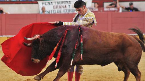 Talavante inicia un pase de pecho en su faena