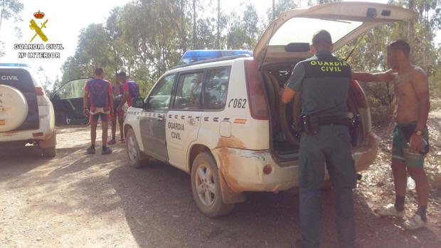 Momento del rescate de los ciclistas en el paraje Pata del Caballo de Paterna del Campo