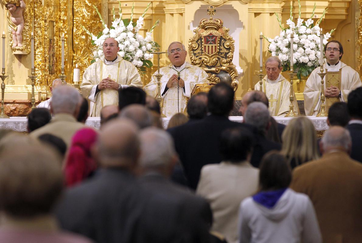 Francisco Orozco, a la izquierda, durante una misa en la iglesia de la Merced