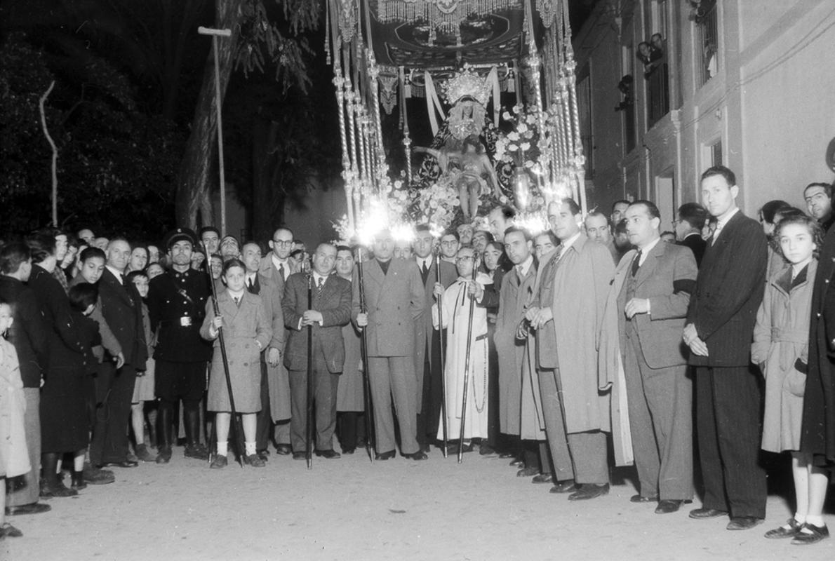 La Virgen de las Angustias, procesionando bajo palio