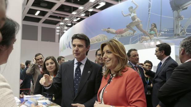 José Manuel Soria, junto a la presidenta andaluza, Susana Díaz, en la feria de turismo de Berlín el pasado marzo