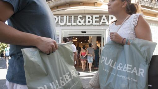 Dos clientas de Pull&Bear, frente a la tienda