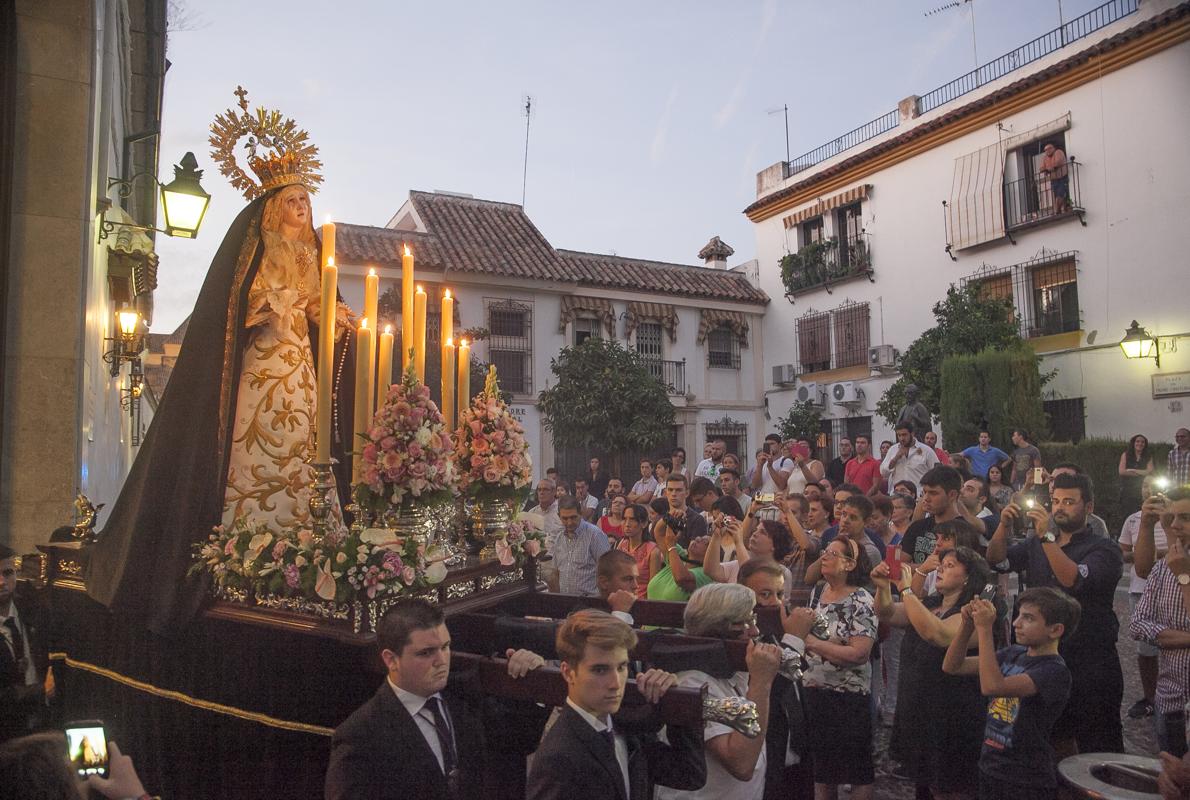 La imagen en rosario ante sus devotos