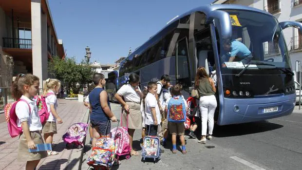 Recogida de niños en un autobús escolar en la calle Capitulares