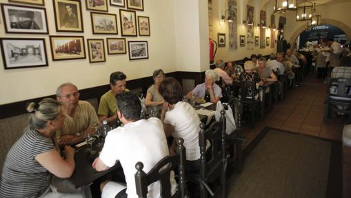 Clientes en Bodegas Mezquita