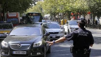 Policía Local regulando el tráfico en La Victoria