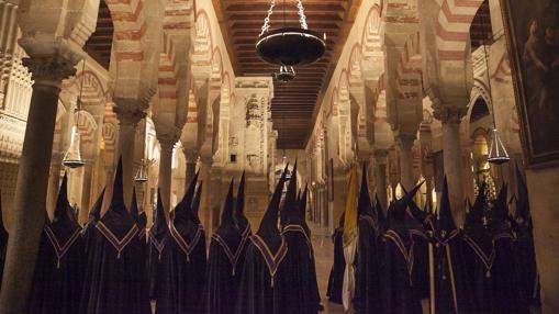 Nazarenos de las Angustias en el interior de la Catedral