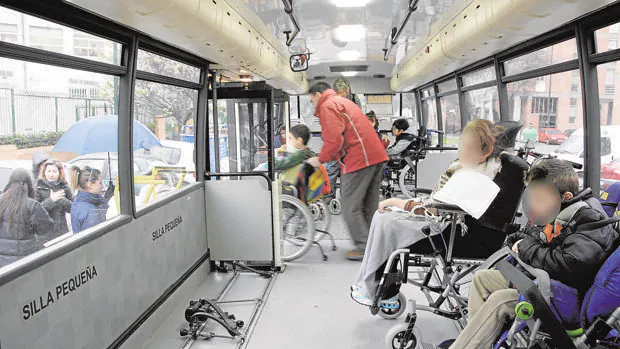Usuarios de un autobús adaptado para personas con movilidad reducida
