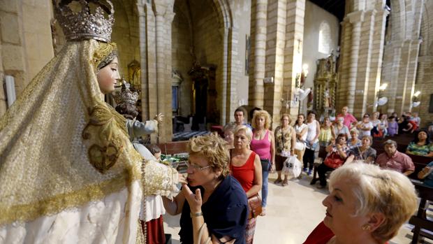 Besamanos de la Virgen de los Remedios en San Lorenzo