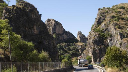 Un camión circula delante de un turismo por la vía