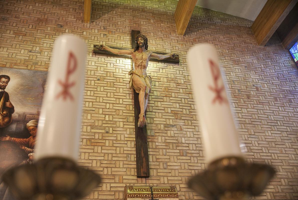 El Cristo de Luis Ortega Bru, en el altar mayor de la iglesia de Betania de Jesús Nazareno