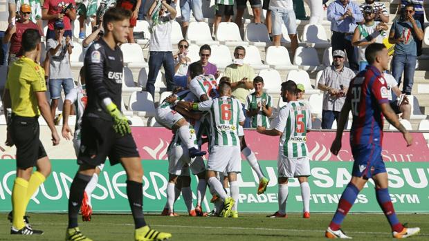 Los jugadores del Córdoba celebran el primero.