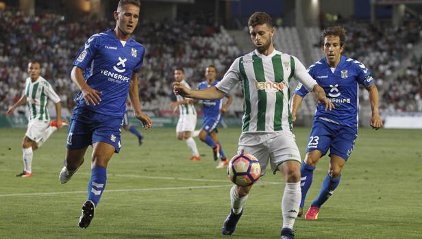 Rodri, delantero del Córdoba CF, conduce el balón en El Arcángel